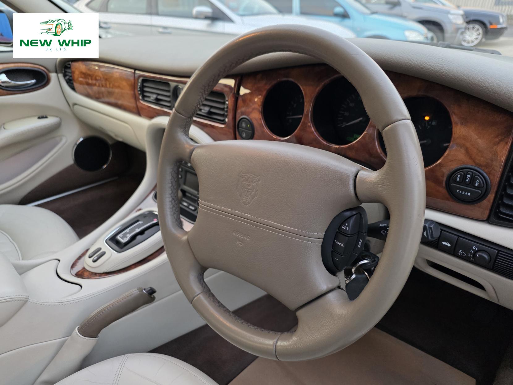 Jaguar XJ 4.0 XJ8 Saloon 4dr Petrol Automatic (285 g/km, 290 bhp)