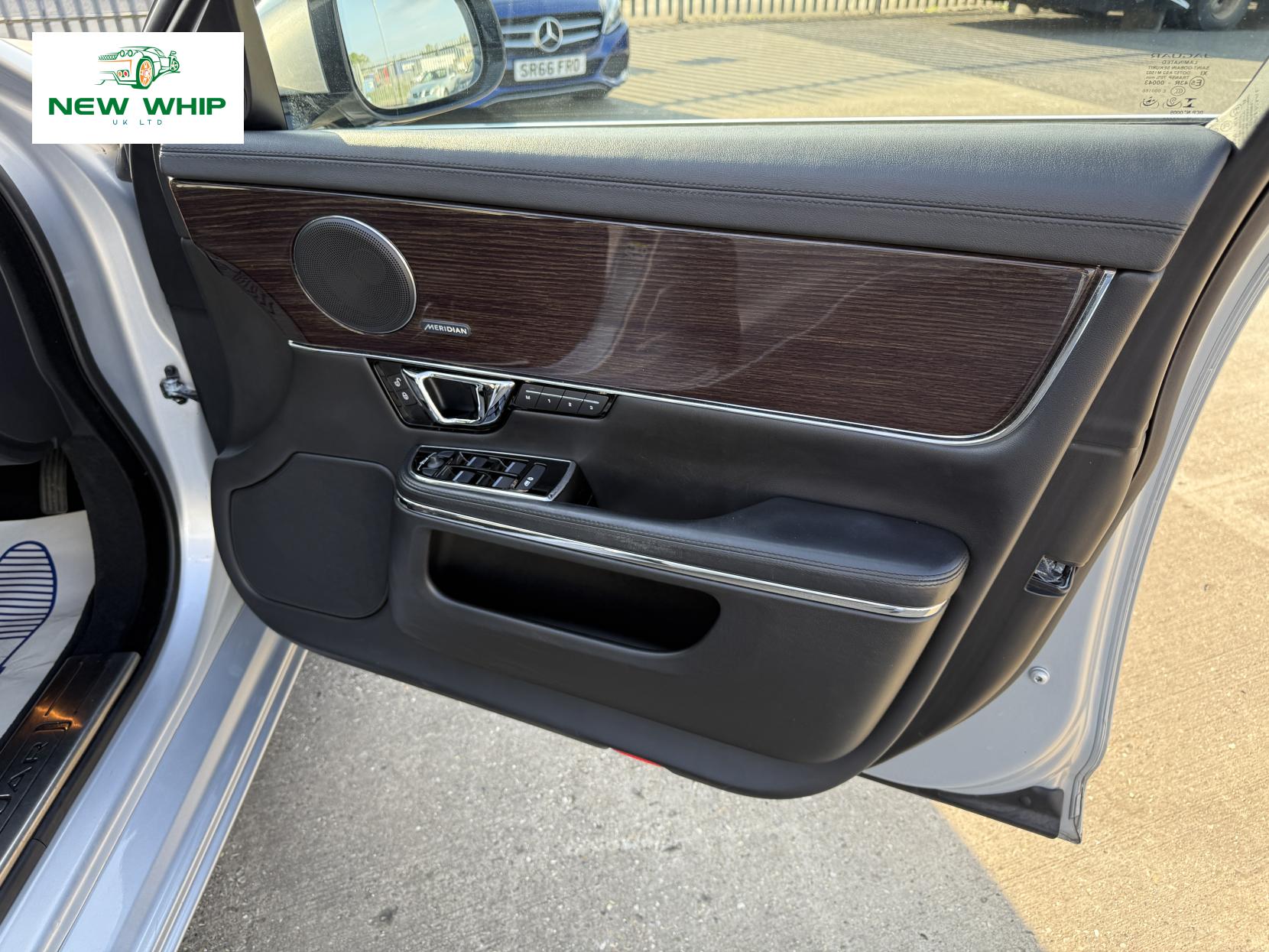 Jaguar XJ 3.0d V6 Premium Luxury Saloon 4dr Diesel Auto Euro 6 (s/s) (300 ps)