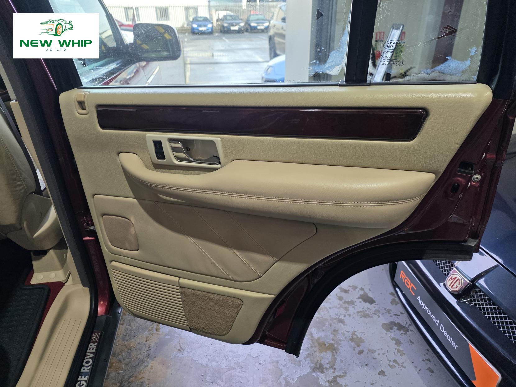 Land Rover Range Rover 4.6 V8 Vogue Station Wagon 5dr Petrol Automatic (398 g/km, 215 bhp)