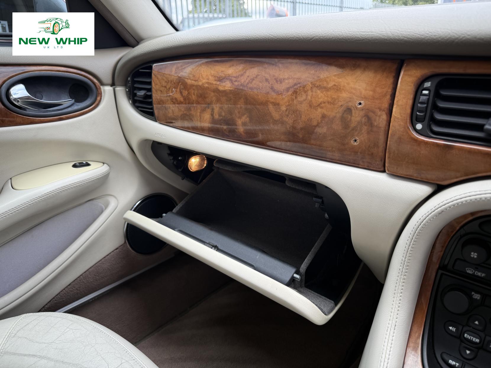 Jaguar XJ 3.2 XJ8 Saloon 4dr Petrol Automatic (288 g/km, 240 bhp)