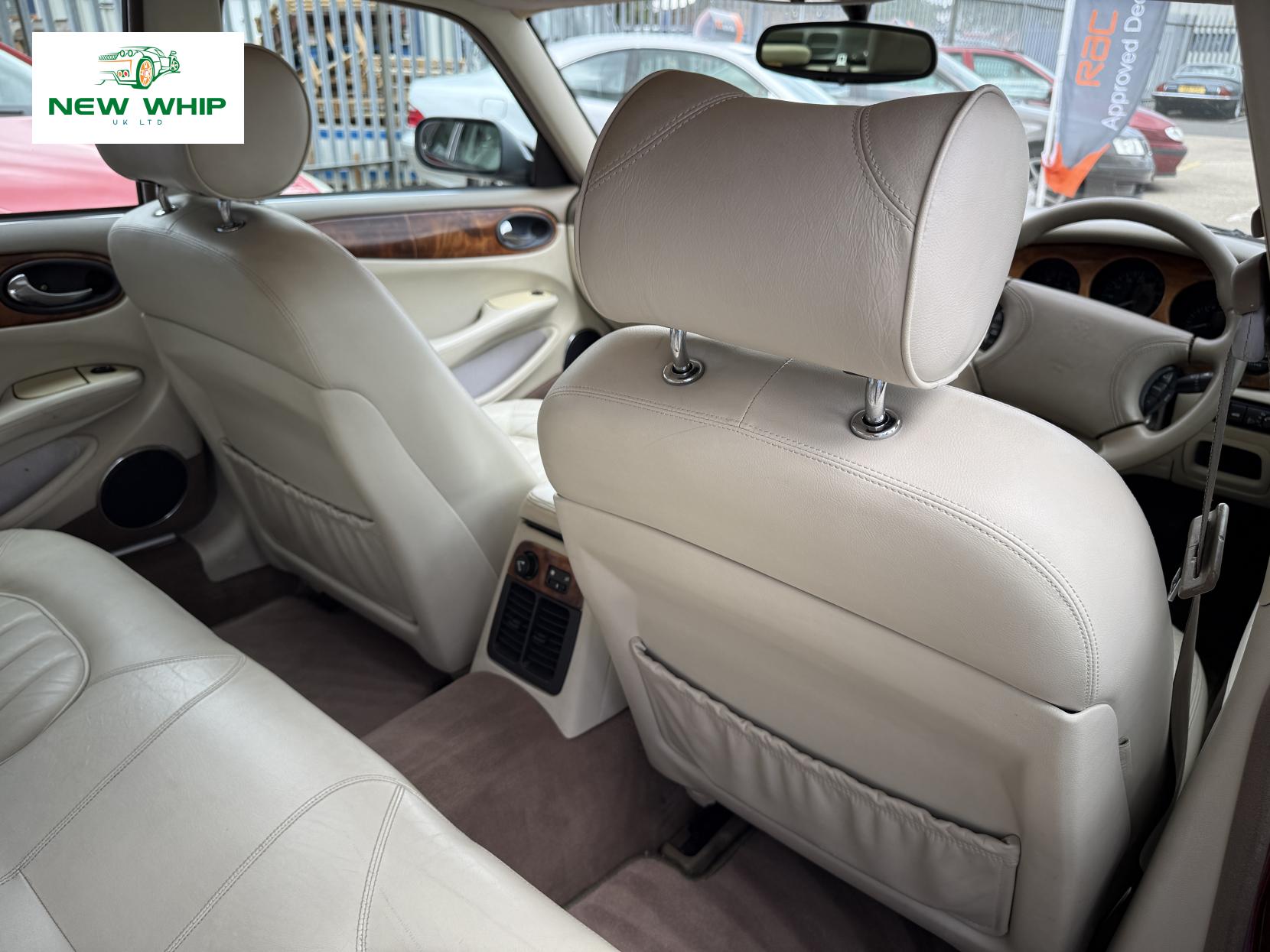 Jaguar XJ 3.2 XJ8 Saloon 4dr Petrol Automatic (288 g/km, 240 bhp)
