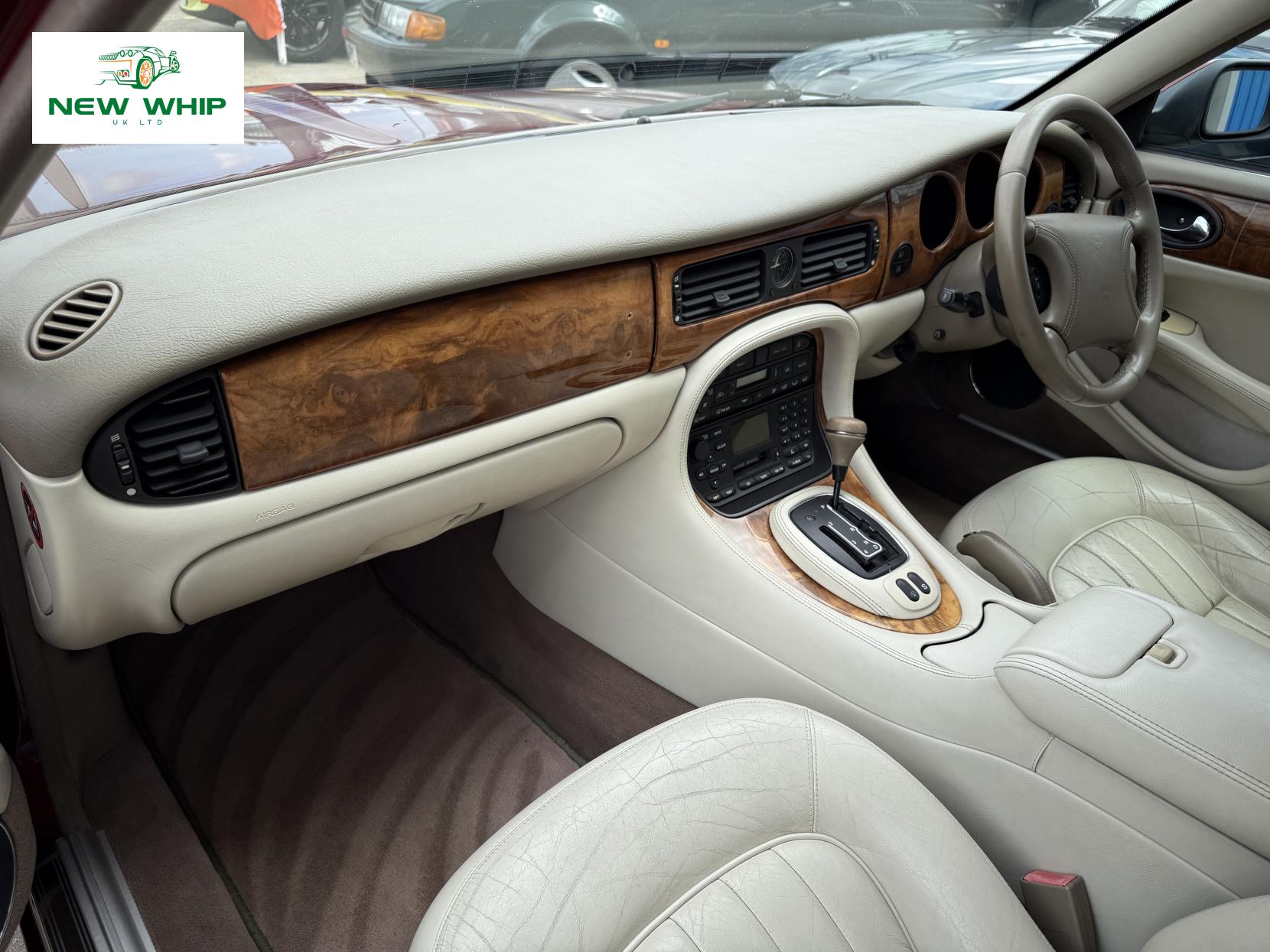 Jaguar XJ 3.2 XJ8 Saloon 4dr Petrol Automatic (288 g/km, 240 bhp)