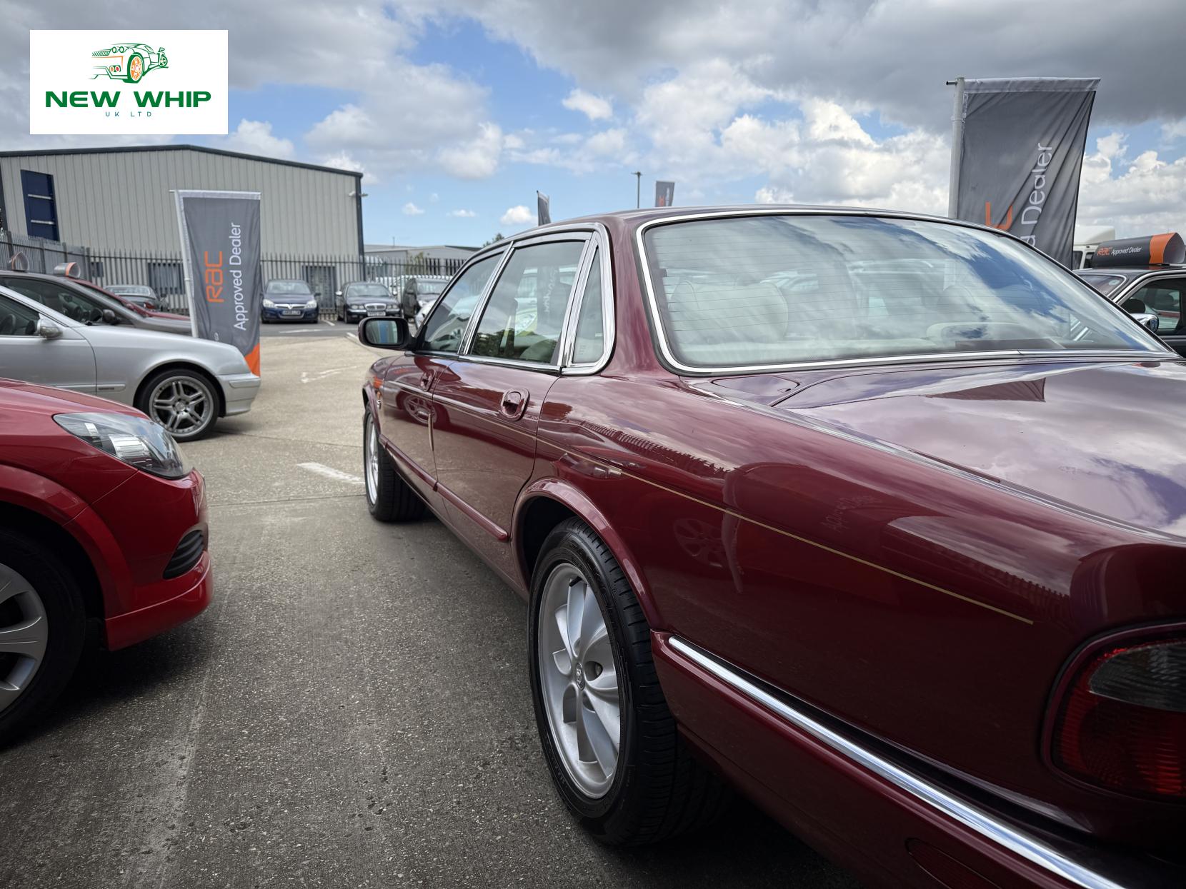 Jaguar XJ 3.2 XJ8 Saloon 4dr Petrol Automatic (288 g/km, 240 bhp)
