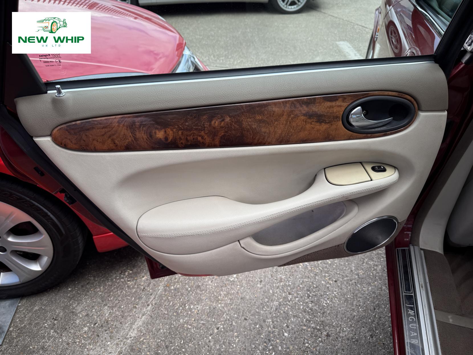 Jaguar XJ 3.2 XJ8 Saloon 4dr Petrol Automatic (288 g/km, 240 bhp)