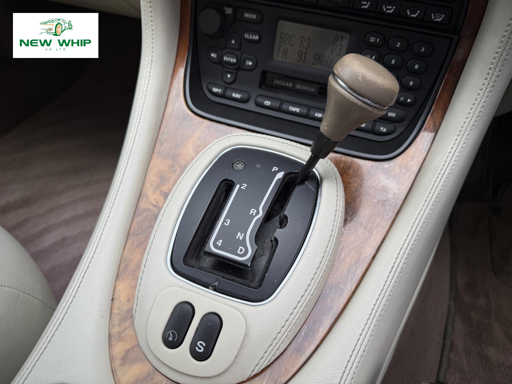 Jaguar XJ 3.2 XJ8 Saloon 4dr Petrol Automatic (288 g/km, 240 bhp)
