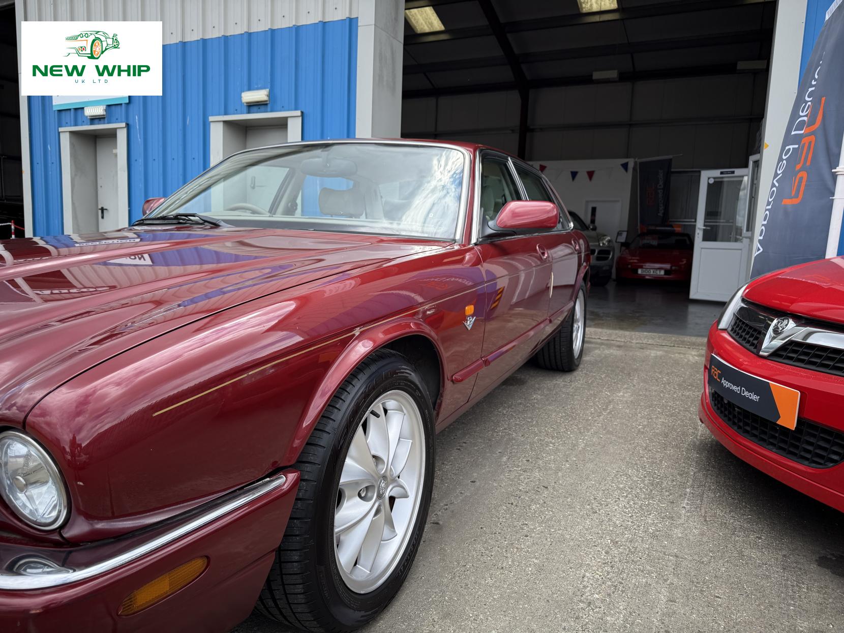 Jaguar XJ 3.2 XJ8 Saloon 4dr Petrol Automatic (288 g/km, 240 bhp)