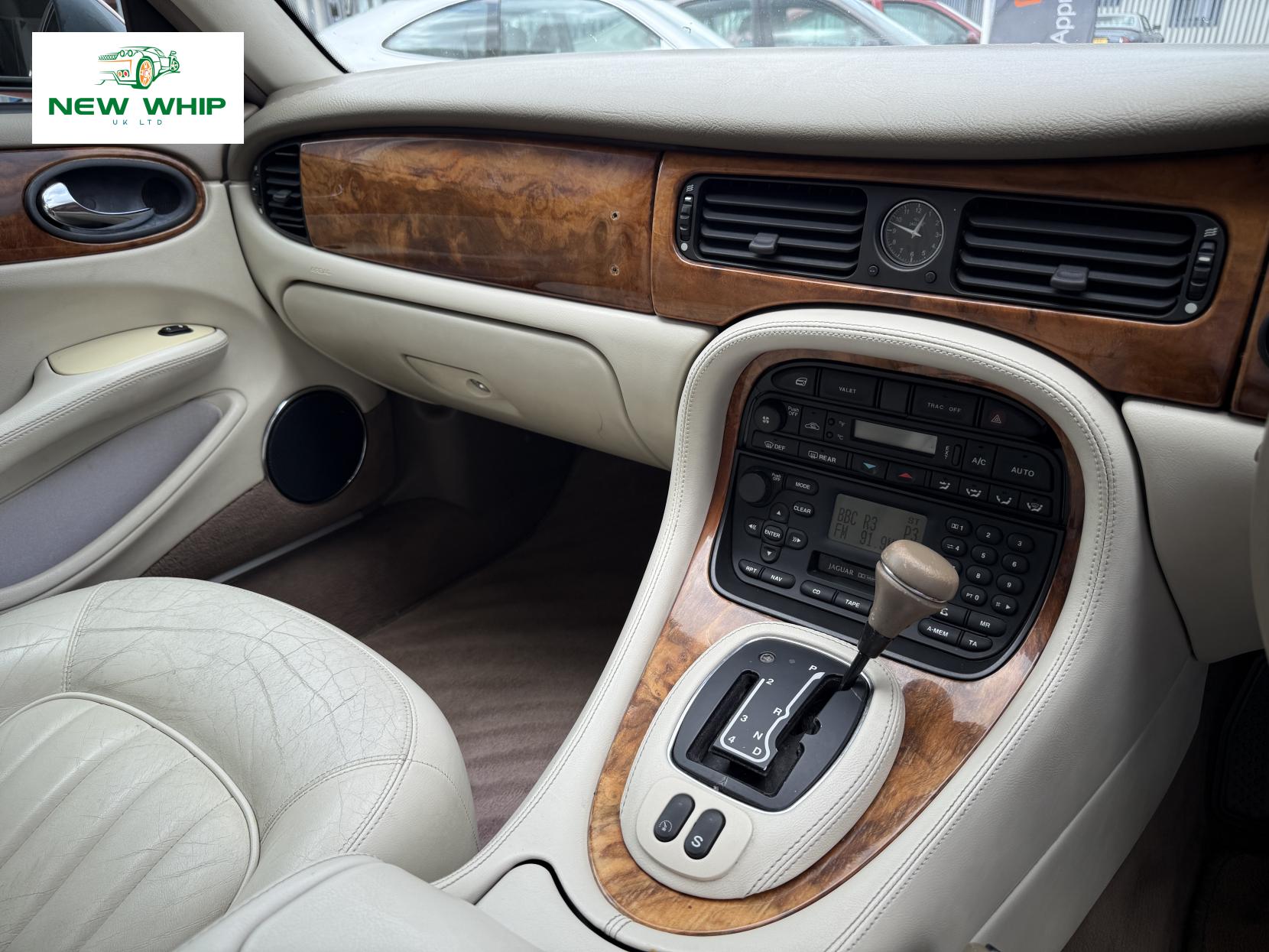 Jaguar XJ 3.2 XJ8 Saloon 4dr Petrol Automatic (288 g/km, 240 bhp)