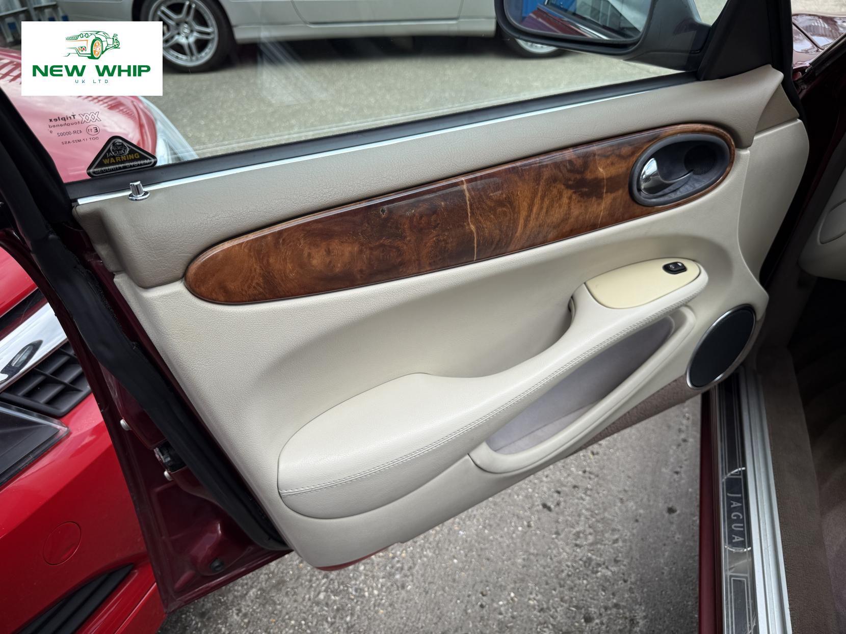 Jaguar XJ 3.2 XJ8 Saloon 4dr Petrol Automatic (288 g/km, 240 bhp)