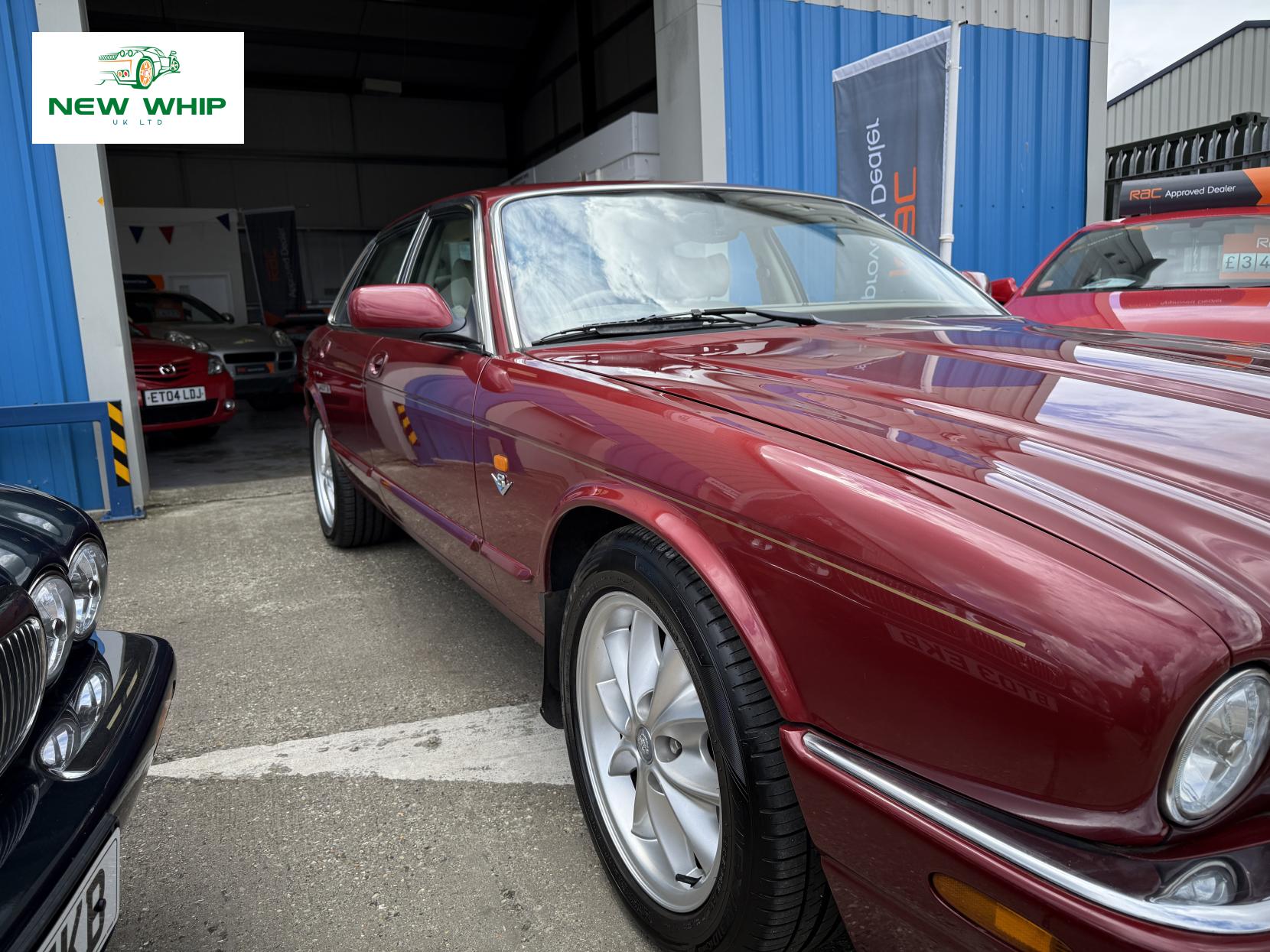 Jaguar XJ 3.2 XJ8 Saloon 4dr Petrol Automatic (288 g/km, 240 bhp)