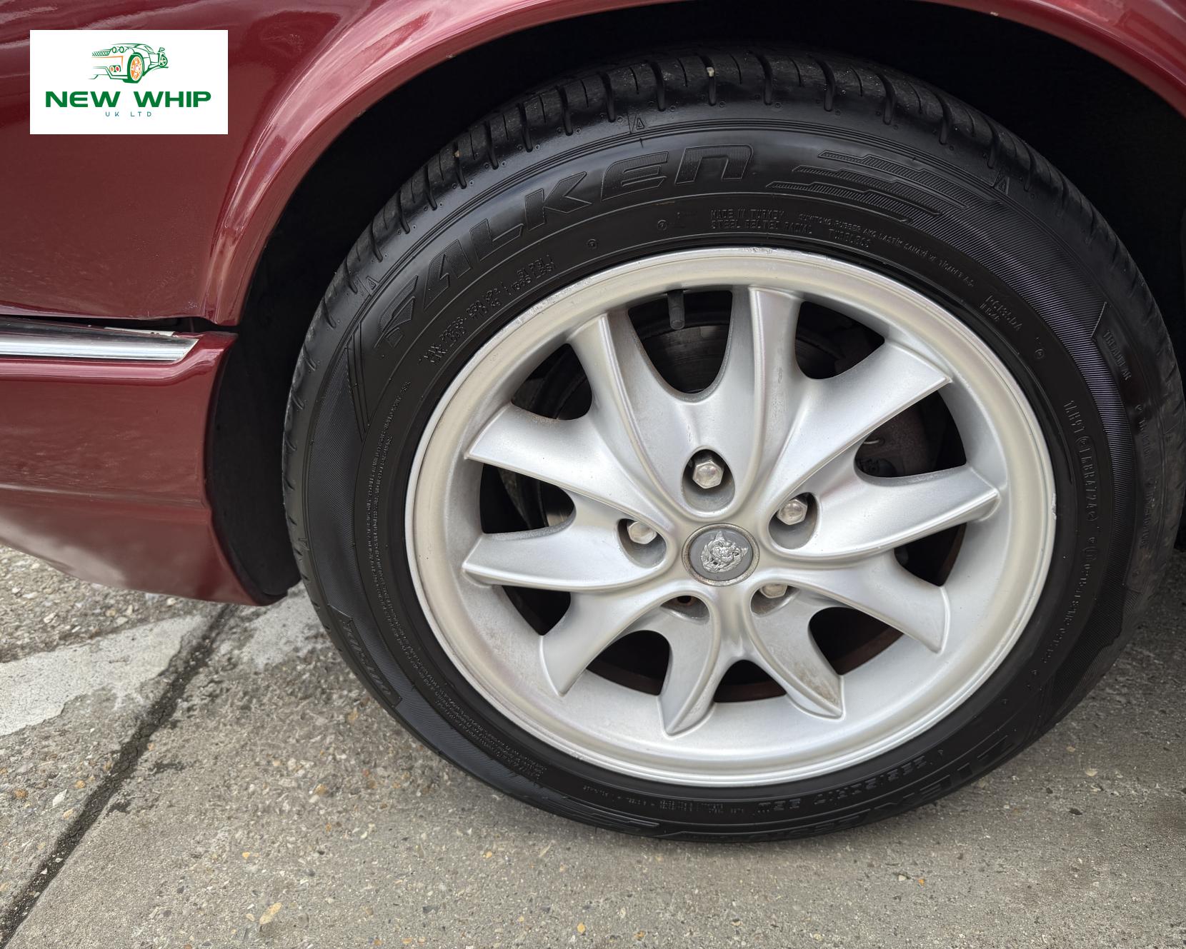 Jaguar XJ 3.2 XJ8 Saloon 4dr Petrol Automatic (288 g/km, 240 bhp)