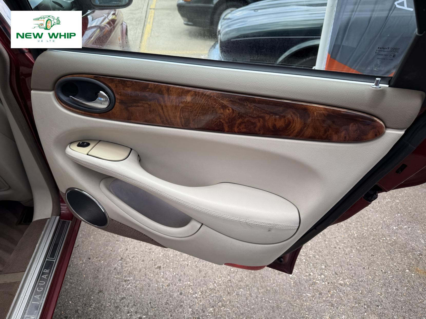 Jaguar XJ 3.2 XJ8 Saloon 4dr Petrol Automatic (288 g/km, 240 bhp)