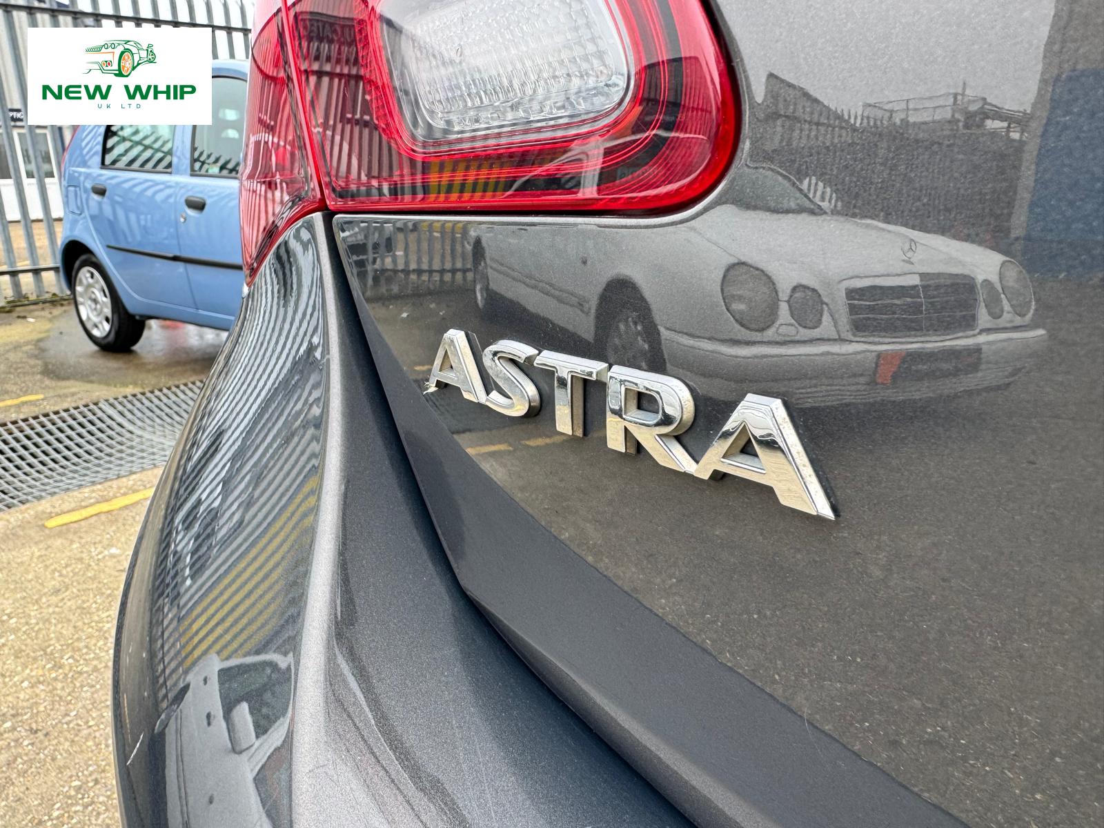 Vauxhall Astra 1.6 16v SRi Hatchback 5dr Petrol Manual Euro 5 (115 ps)
