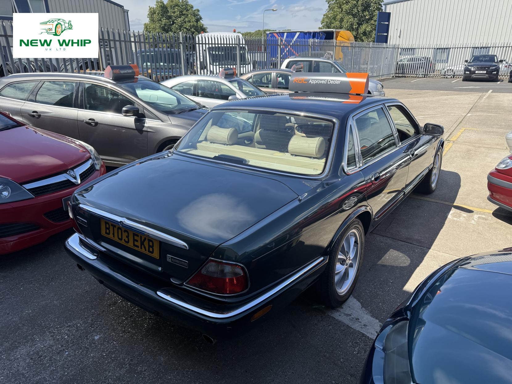 Jaguar XJ 3.2 XJ8 Executive Saloon 4dr Petrol Automatic (290 g/km, 240 bhp)