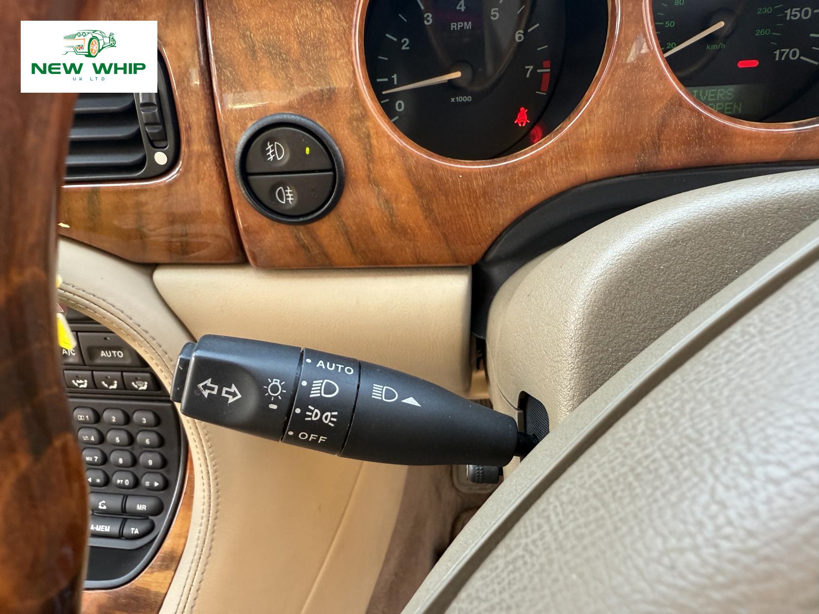 Jaguar XJ 3.2 XJ8 Executive Saloon 4dr Petrol Automatic (290 g/km, 240 bhp)