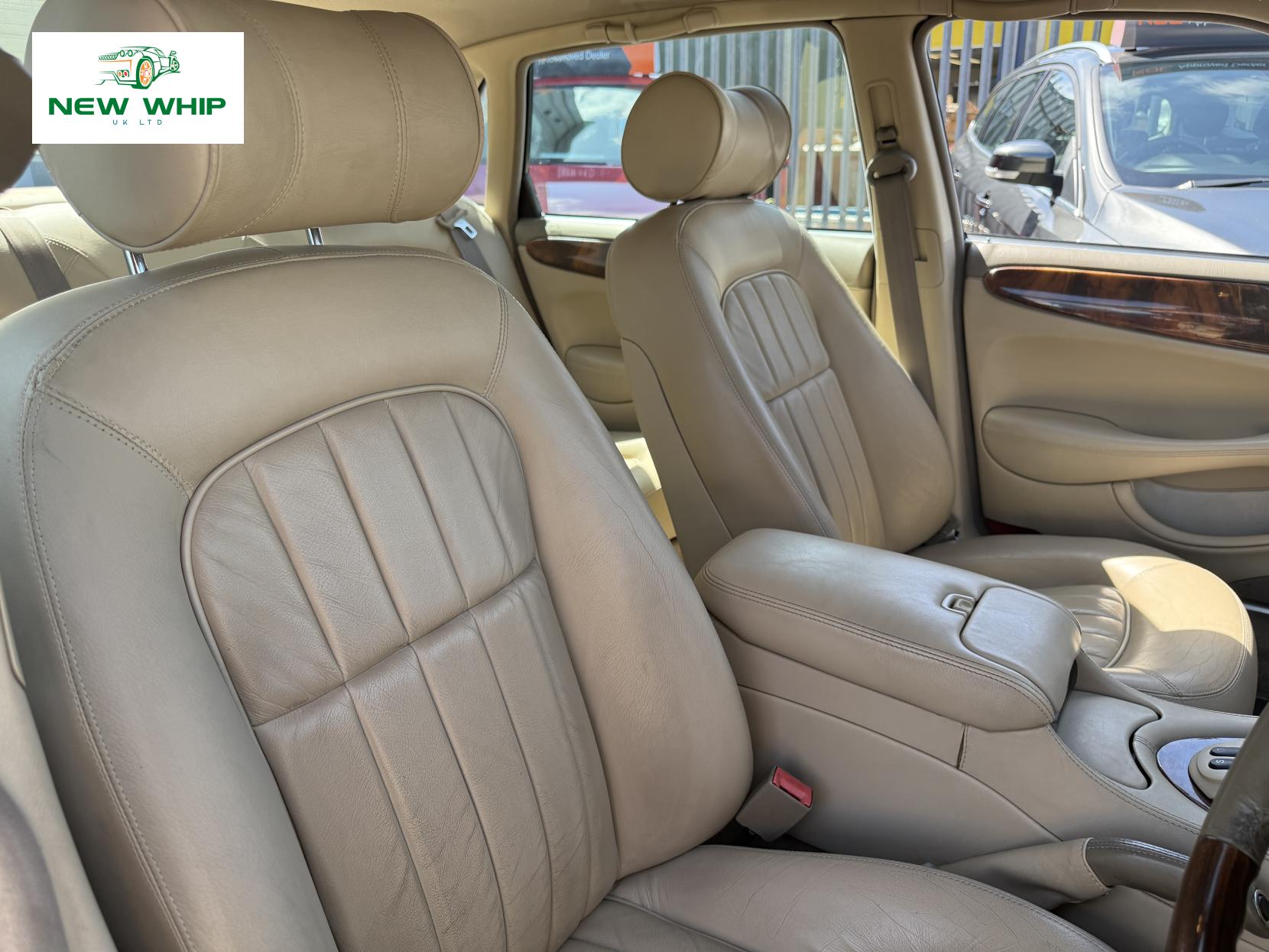 Jaguar XJ 3.2 XJ8 Executive Saloon 4dr Petrol Automatic (290 g/km, 240 bhp)