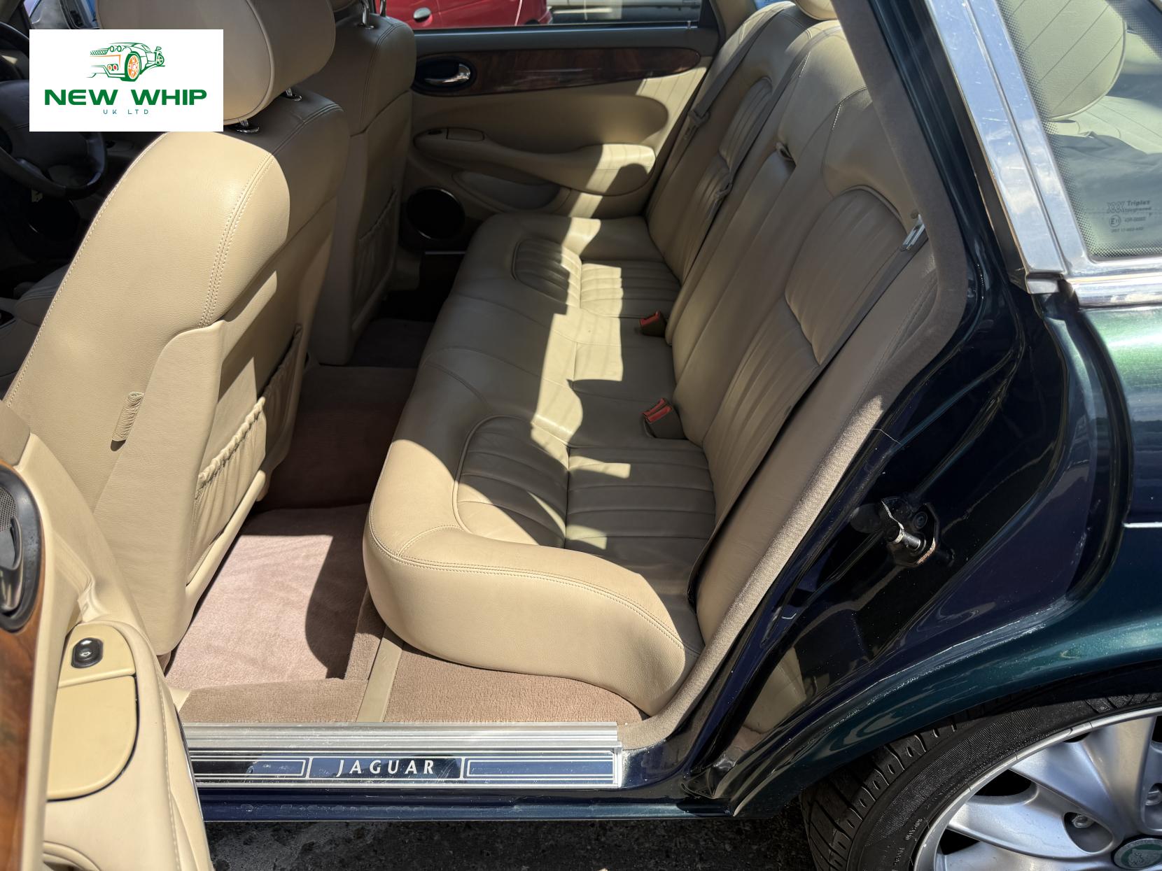 Jaguar XJ 3.2 XJ8 Executive Saloon 4dr Petrol Automatic (290 g/km, 240 bhp)