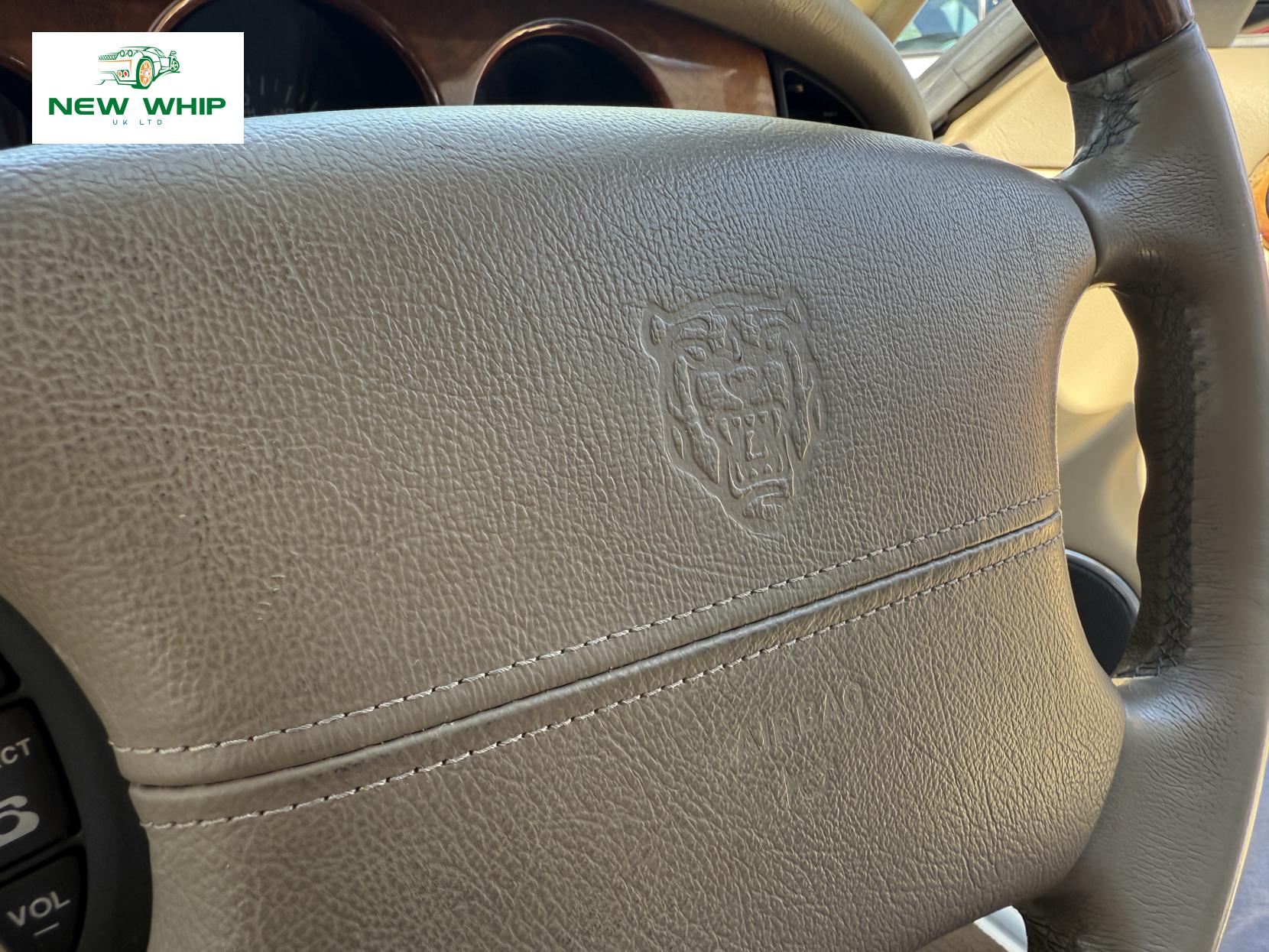 Jaguar XJ 3.2 XJ8 Executive Saloon 4dr Petrol Automatic (290 g/km, 240 bhp)