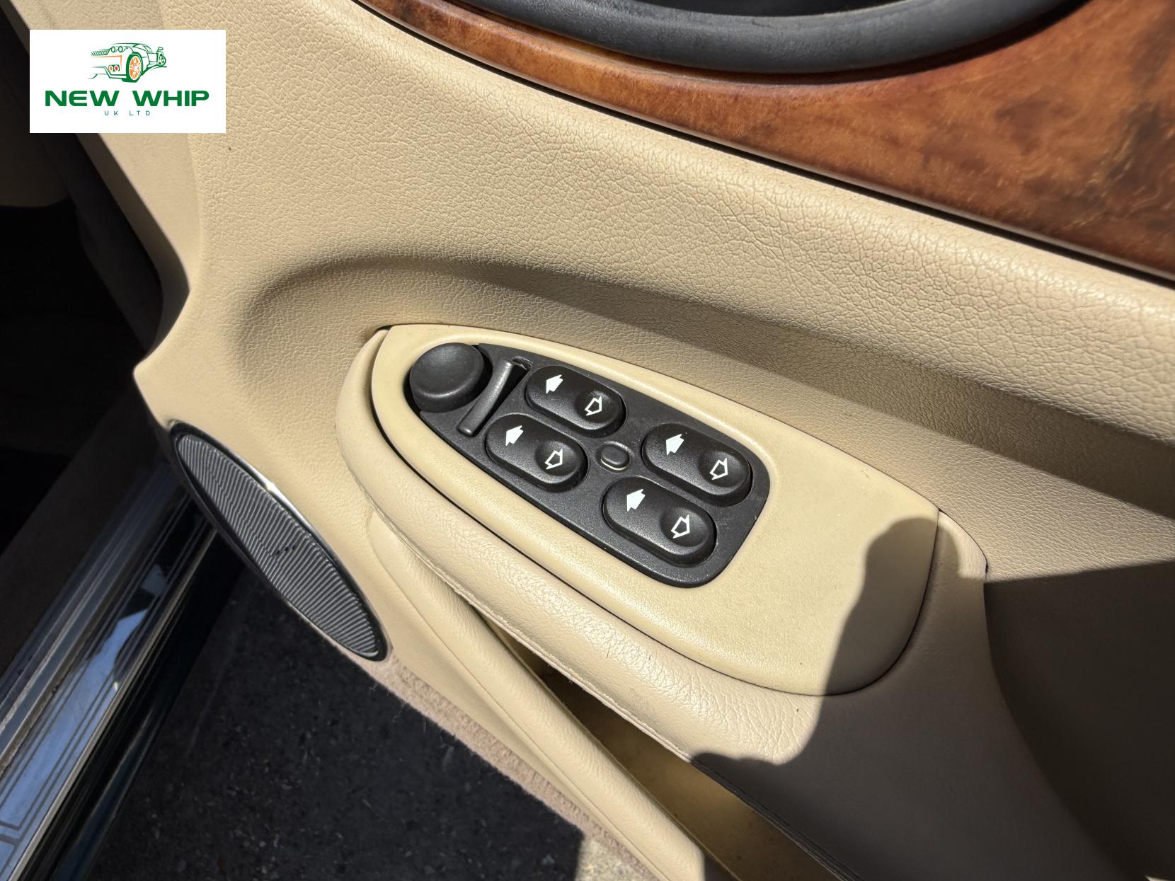 Jaguar XJ 3.2 XJ8 Executive Saloon 4dr Petrol Automatic (290 g/km, 240 bhp)