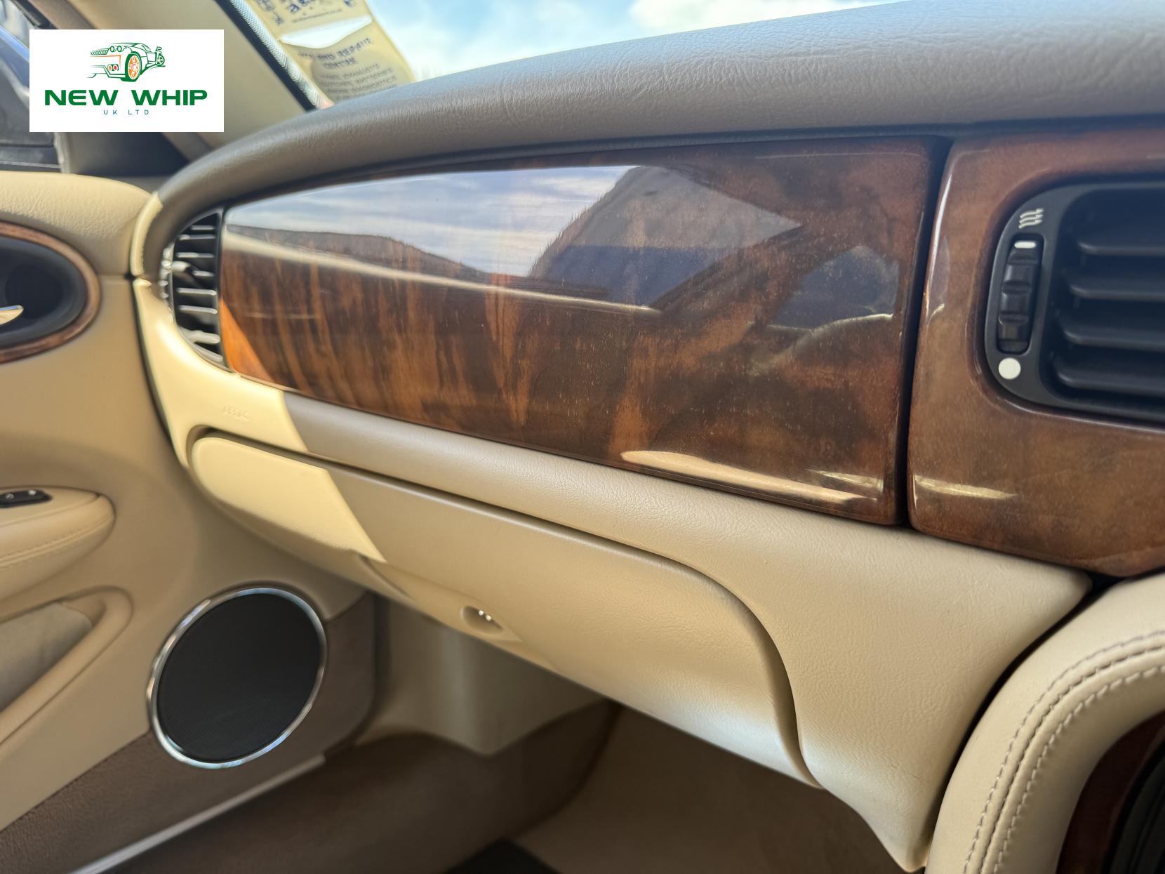 Jaguar XJ 3.2 XJ8 Executive Saloon 4dr Petrol Automatic (290 g/km, 240 bhp)