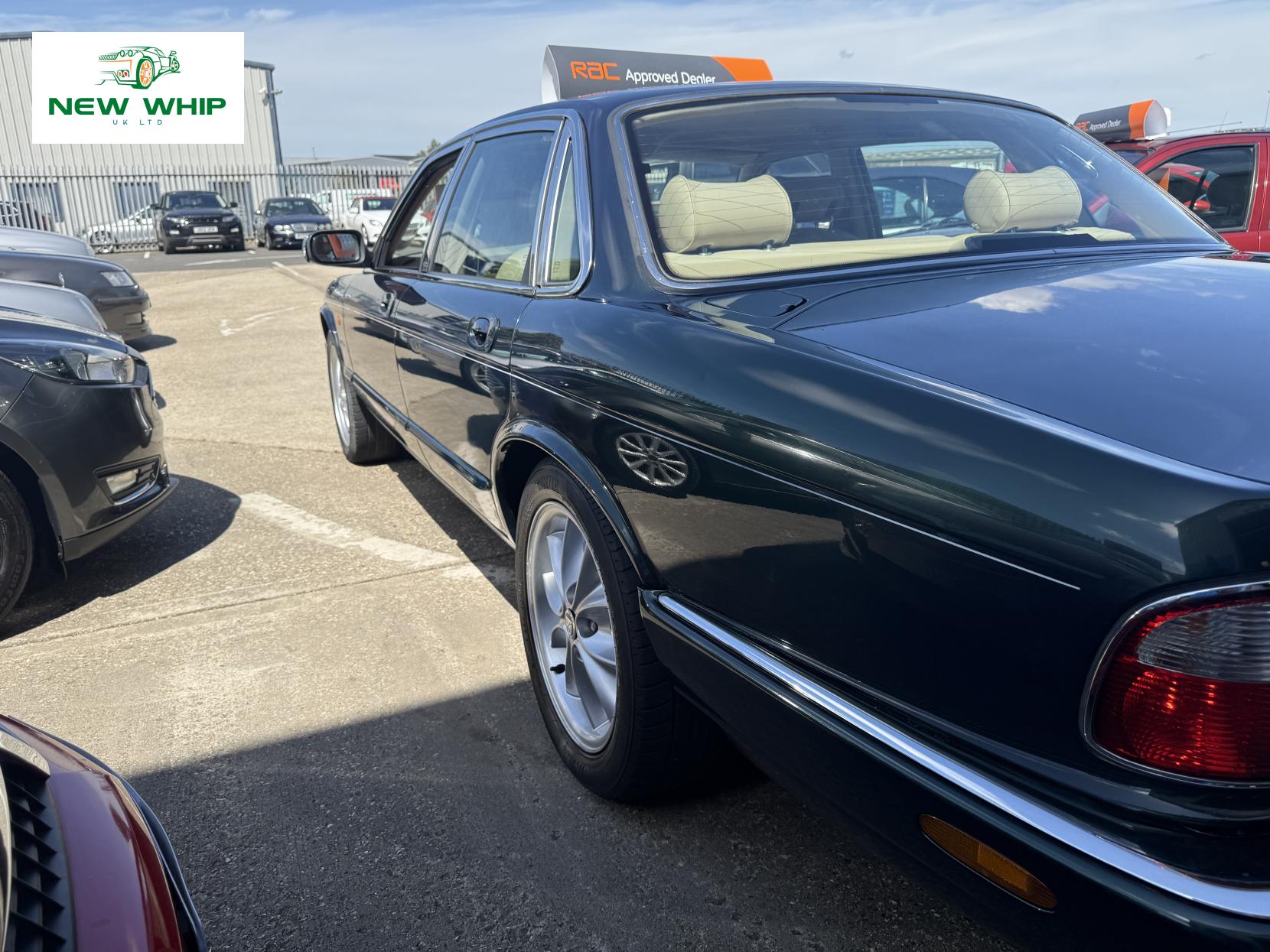 Jaguar XJ 3.2 XJ8 Executive Saloon 4dr Petrol Automatic (290 g/km, 240 bhp)