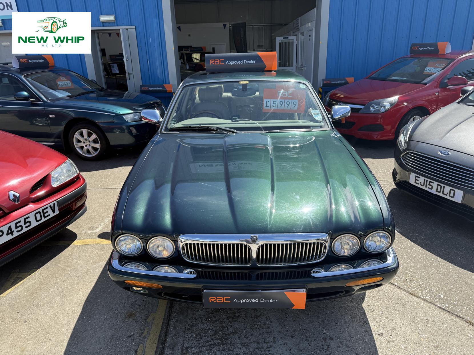 Jaguar XJ 3.2 XJ8 Executive Saloon 4dr Petrol Automatic (290 g/km, 240 bhp)